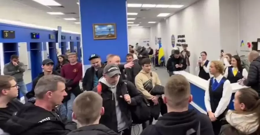 В Варшаве около 300 украинцев заблокировали паспортный сервис, начались стычки